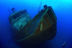 Wreck and diver. (The wreck is the "R. Peñón", an old tug... by Miguel Cortés 